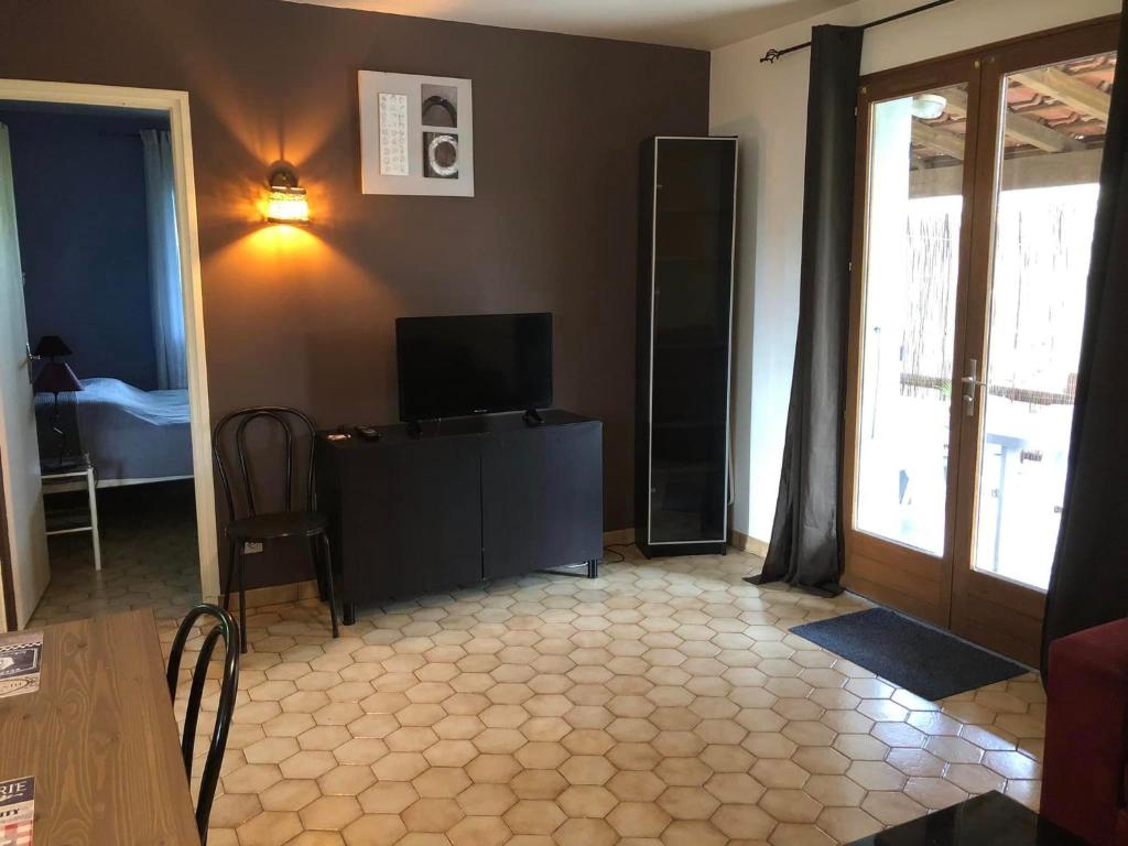 TV a/nebo společenská místnost v ubytování Hôtel Les Persèdes
