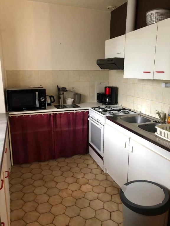 Kuchyň nebo kuchyňský kout v ubytování Hôtel Les Persèdes