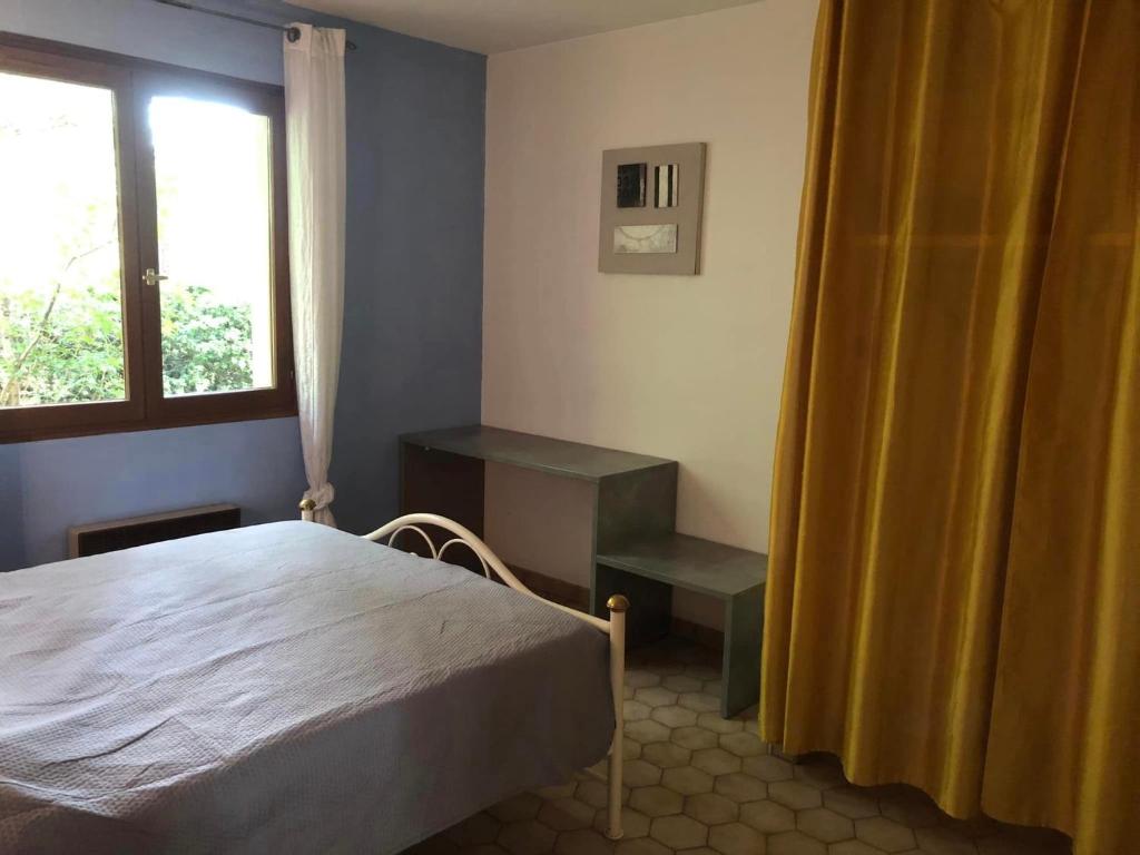 Postel nebo postele na pokoji v ubytování Hôtel Les Persèdes