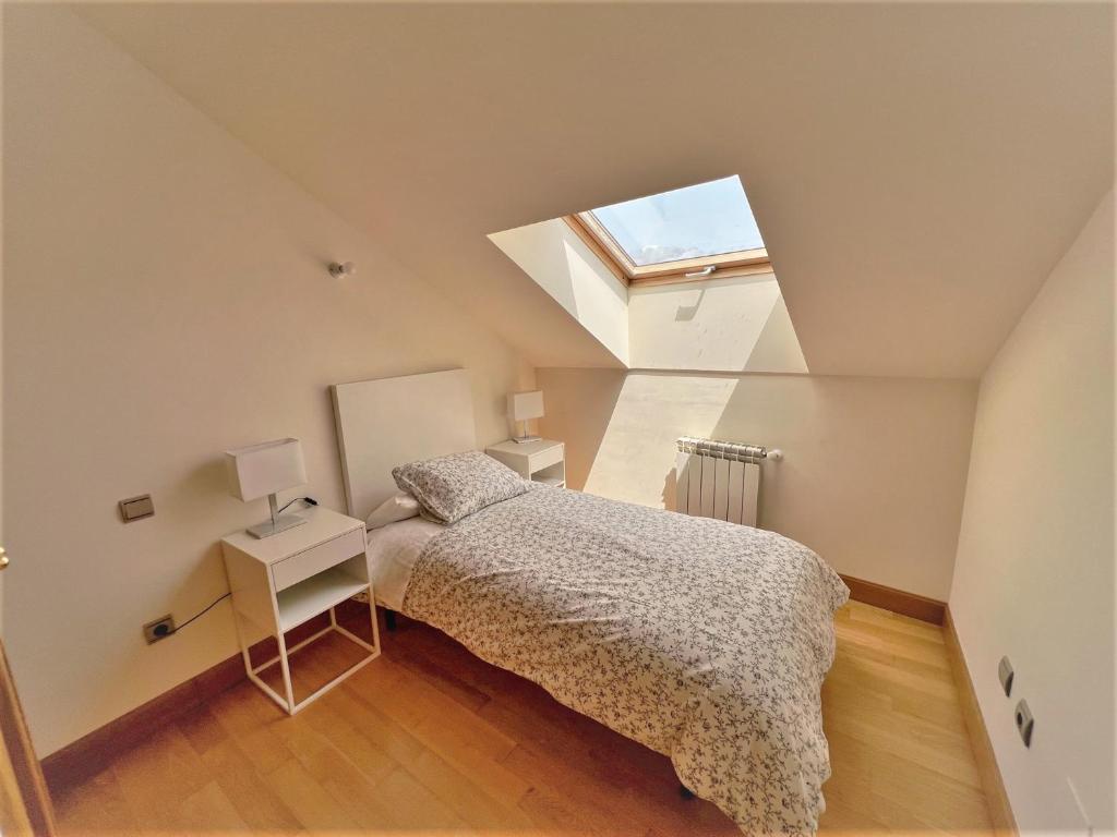 Posteľ alebo postele v izbe v ubytovaní Apartamentos Del Pisuerga