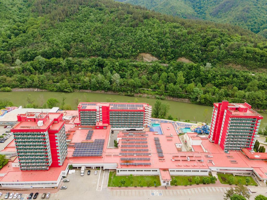une vue aérienne sur un bâtiment aux toits rouges dans l'établissement Complex Balnear Cozia, à Călimăneşti
