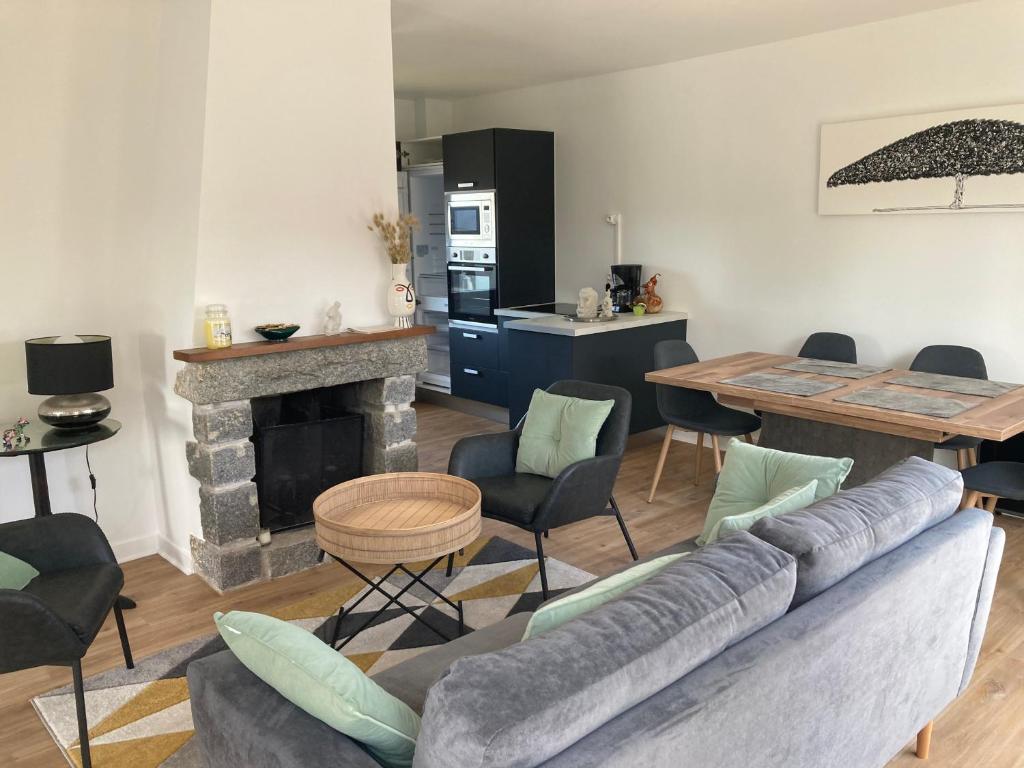 una sala de estar con un sofá y una mesa en Maison de vacances Bréhal, en Bréhal
