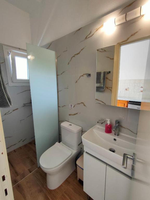 Kúpeľňa v ubytovaní Dionisos Apts Gouvia by Estia