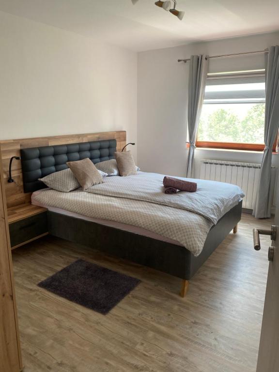 Ένα ή περισσότερα κρεβάτια σε δωμάτιο στο Apartman Laura