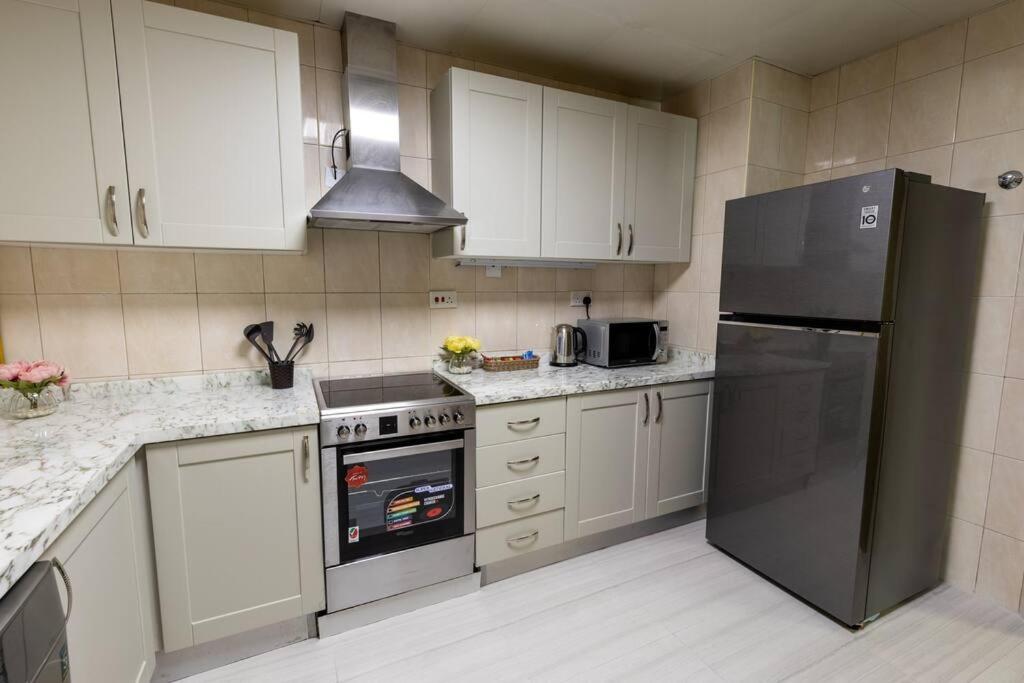 تصویر اتاق‌های Supurb 2 Bed Room Apt Sea Front (Side View) - تصویر ۲