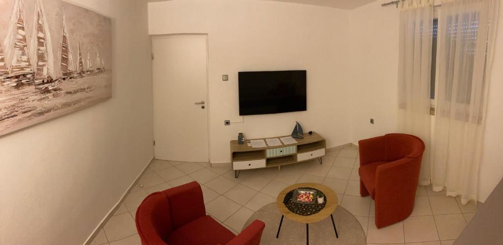 Televízia a/alebo spoločenská miestnosť v ubytovaní Apartmani Lovre i Zara