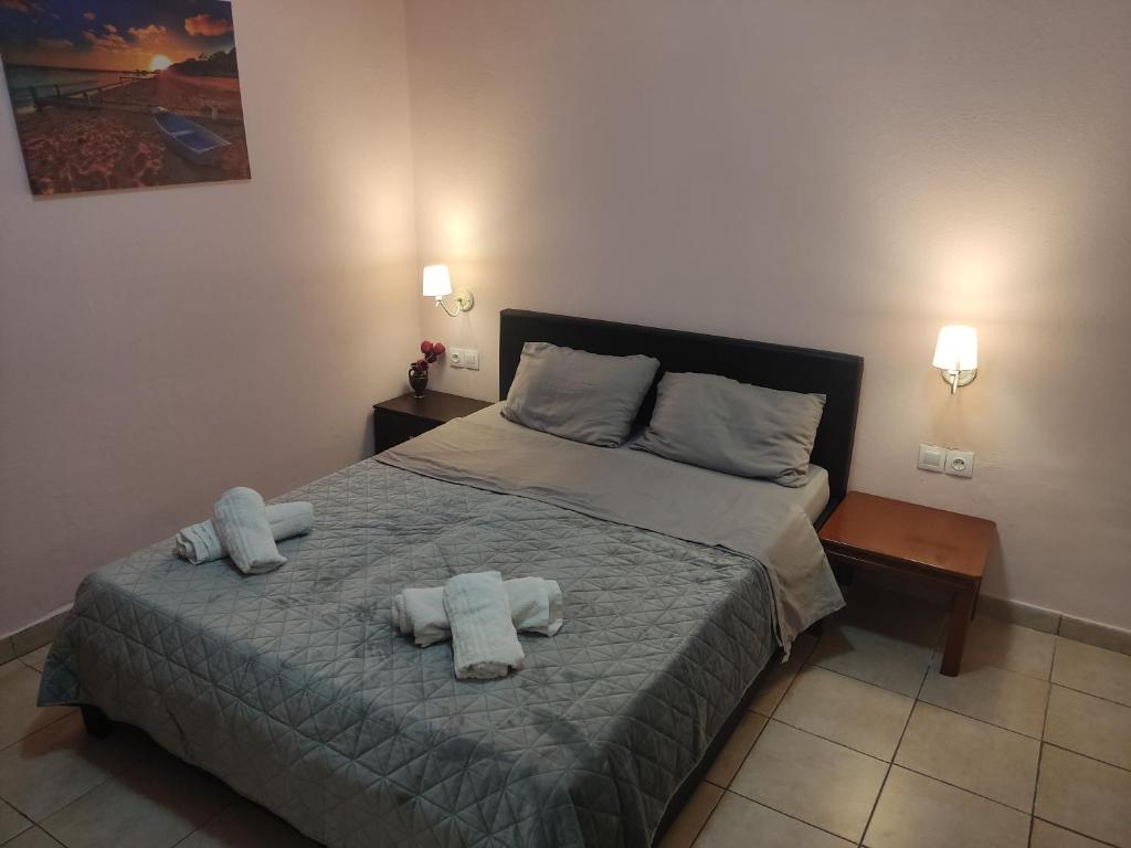 una camera da letto con un letto e asciugamani di Nikolettas Studios Traditional House a Paradisi