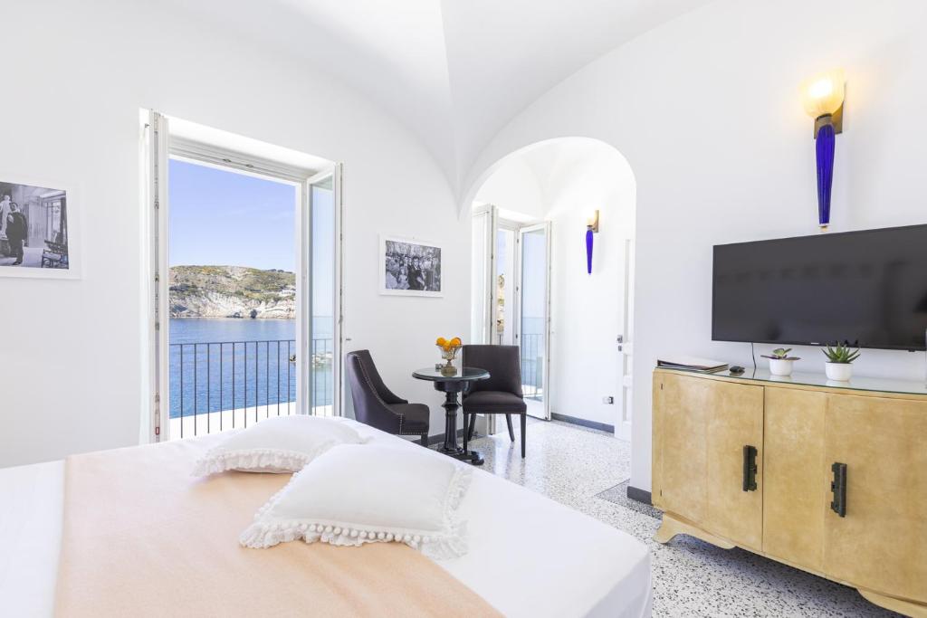 TV a/nebo společenská místnost v ubytování Roccobarocco Boutique Hotel