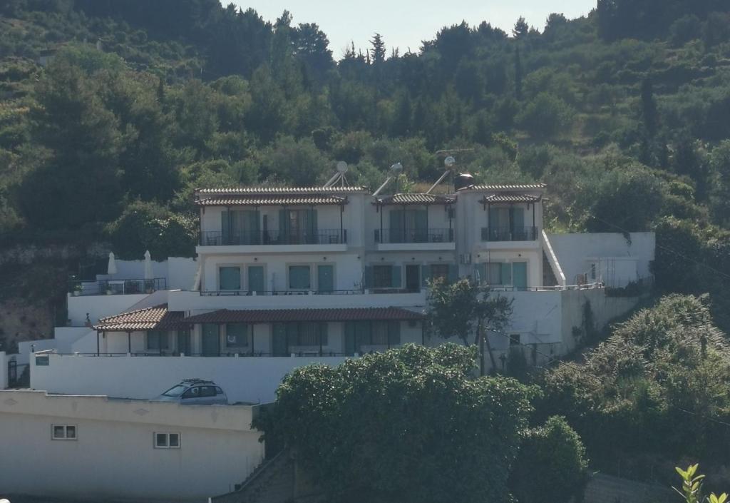 Nespecifikovaný výhled na hory nebo výhled na hory při pohledu z aparthotelu