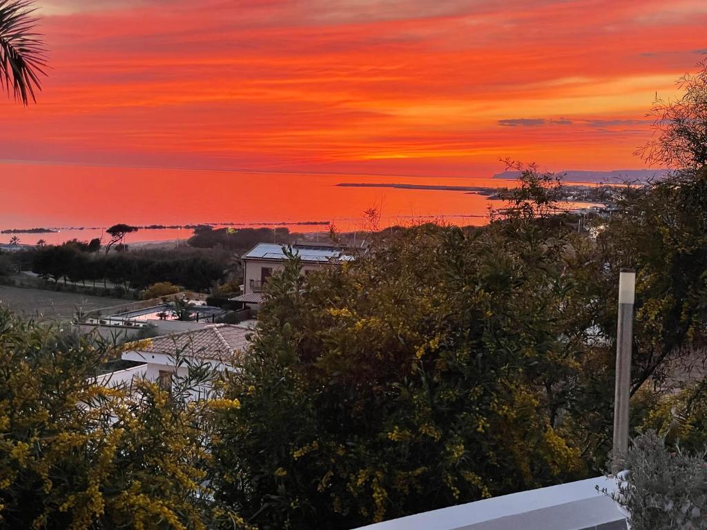 een balkon met uitzicht op de zonsondergang bij Villa Zina, una terrazza sul mediterraneo. in Agrigento