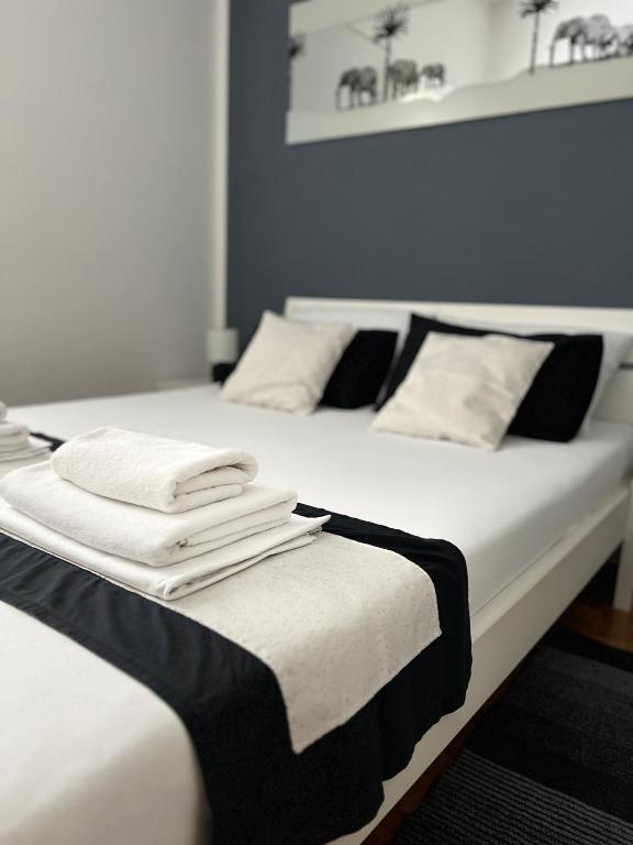Кровать или кровати в номере Apartments Loncar-near Zrće beach