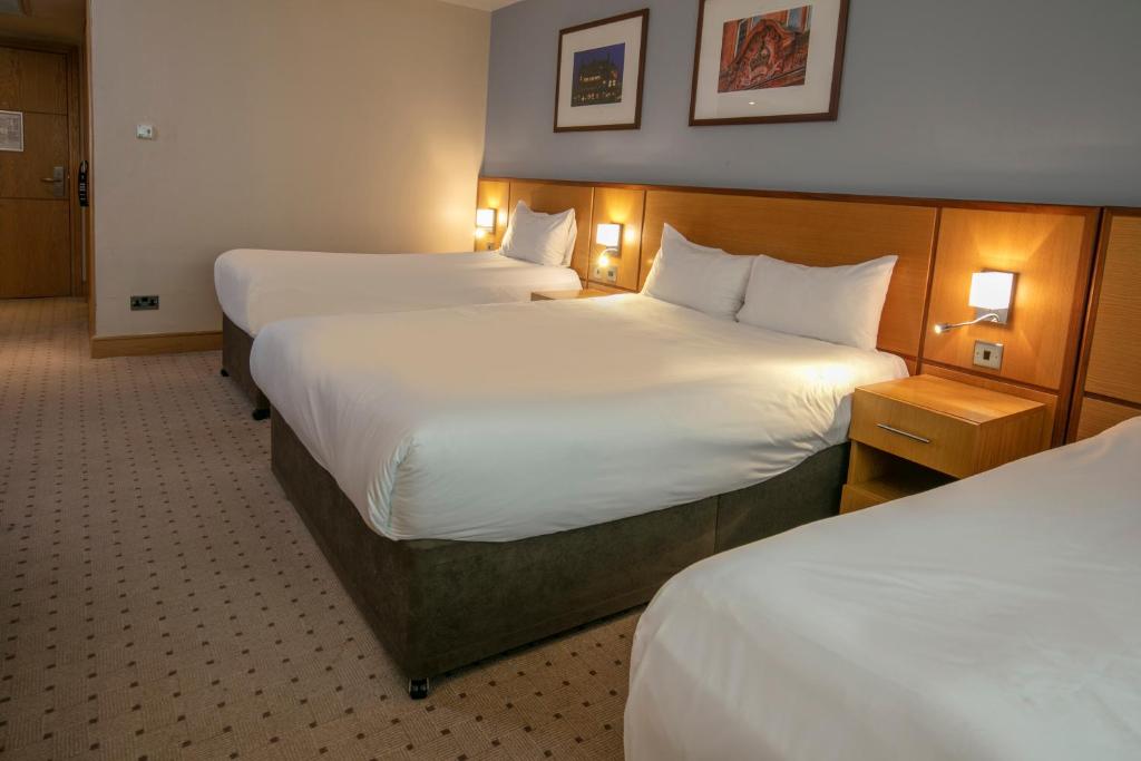 The Crown London, WorldHotels Distinctive - Family Room With Double Bed And Twin Beds