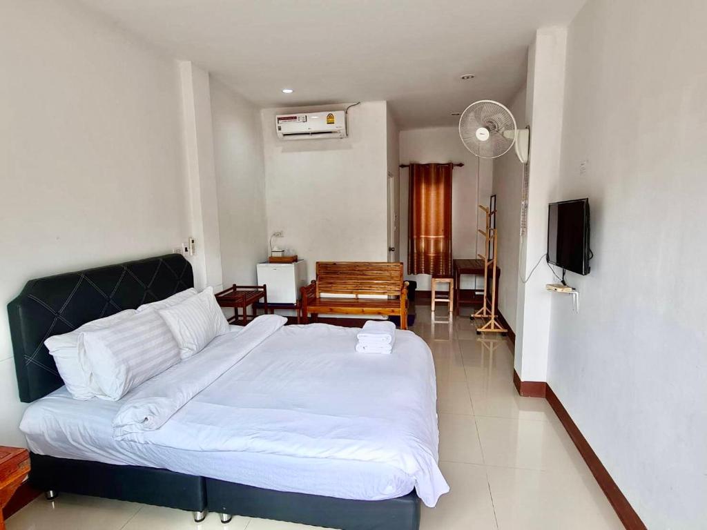 Postel nebo postele na pokoji v ubytování โรงแรมบ้านครูตุ้ม เชียงคาน เลย Baankrutoom Hotel Chiangkhan Loei