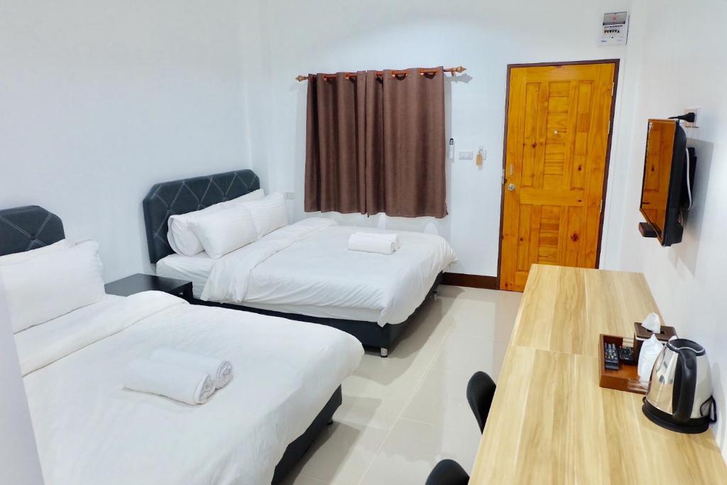 Postel nebo postele na pokoji v ubytování โรงแรมบ้านครูตุ้ม เชียงคาน เลย Baankrutoom Hotel Chiangkhan Loei