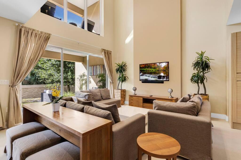 Holiday home Luxury Townhouse located NEXT to DISNEY ORLANDO!!, Orlando