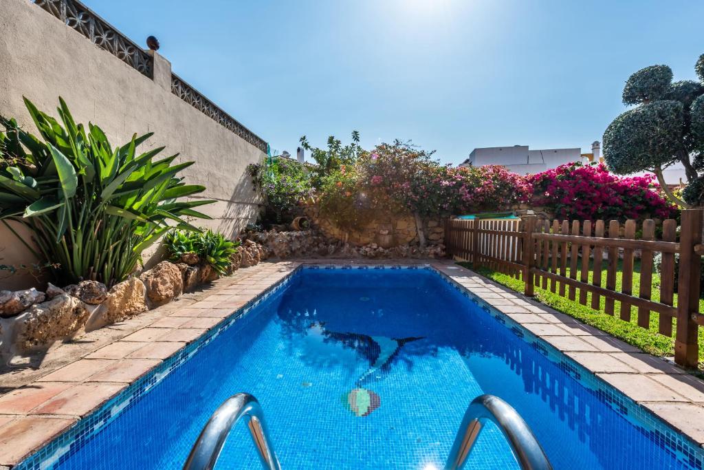 una piscina en el patio trasero de una casa en Chalet Marbella Beach I, en Marbella