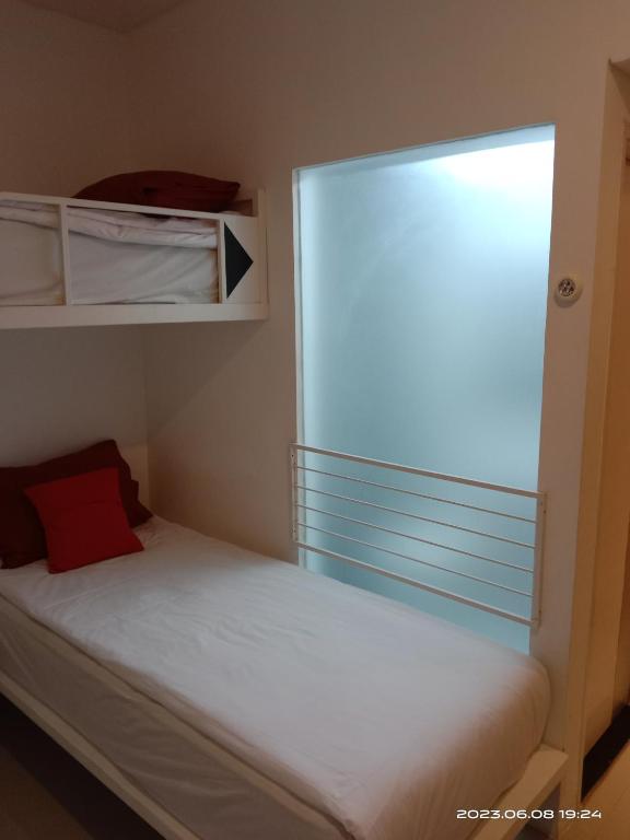 Postel nebo postele na pokoji v ubytování Poppies Senggigi Hostel