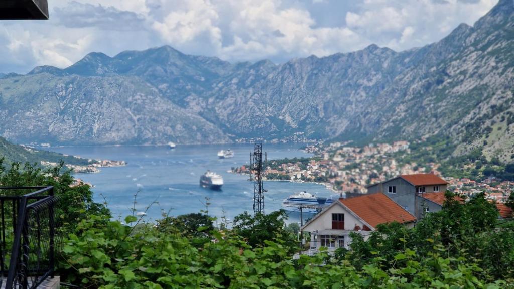 - Vistas a una bahía con barcos en el agua en Anastasija en Kotor