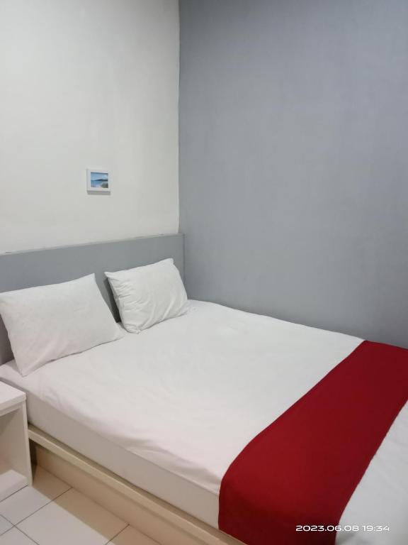 Postel nebo postele na pokoji v ubytování Poppies Senggigi Hostel