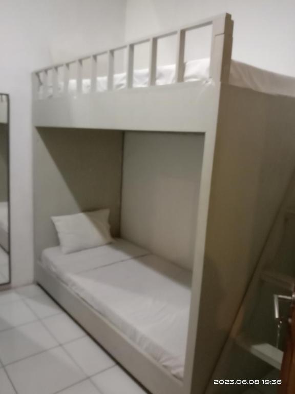 Postel nebo postele na pokoji v ubytování Poppies Senggigi Hostel