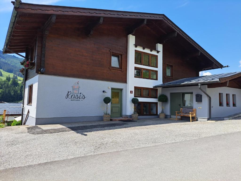 budynek z znakiem na boku w obiekcie Rosi`s w mieście Maria Alm am Steinernen Meer