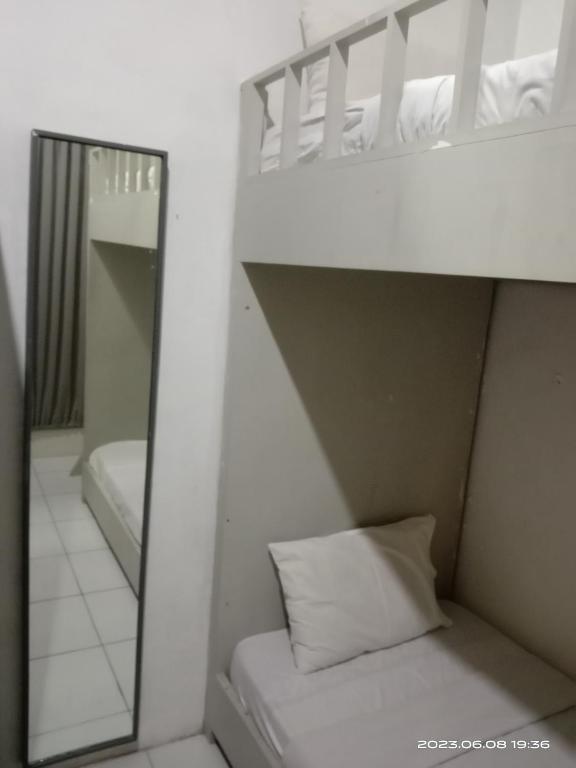 Postel nebo postele na pokoji v ubytování Poppies Senggigi Hostel