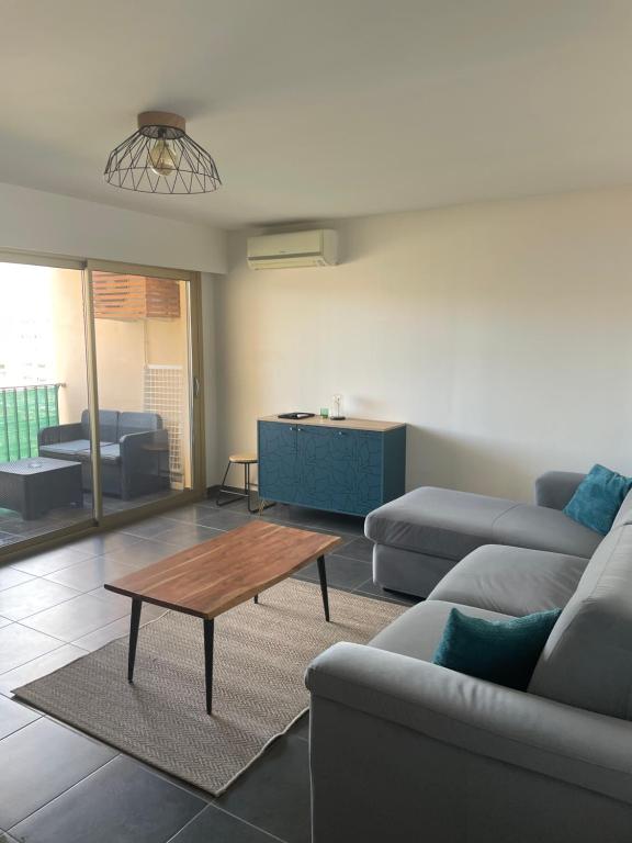 un salon avec un canapé et une table basse dans l'établissement Spacieux T2 lumineux proche du centre, à Ajaccio