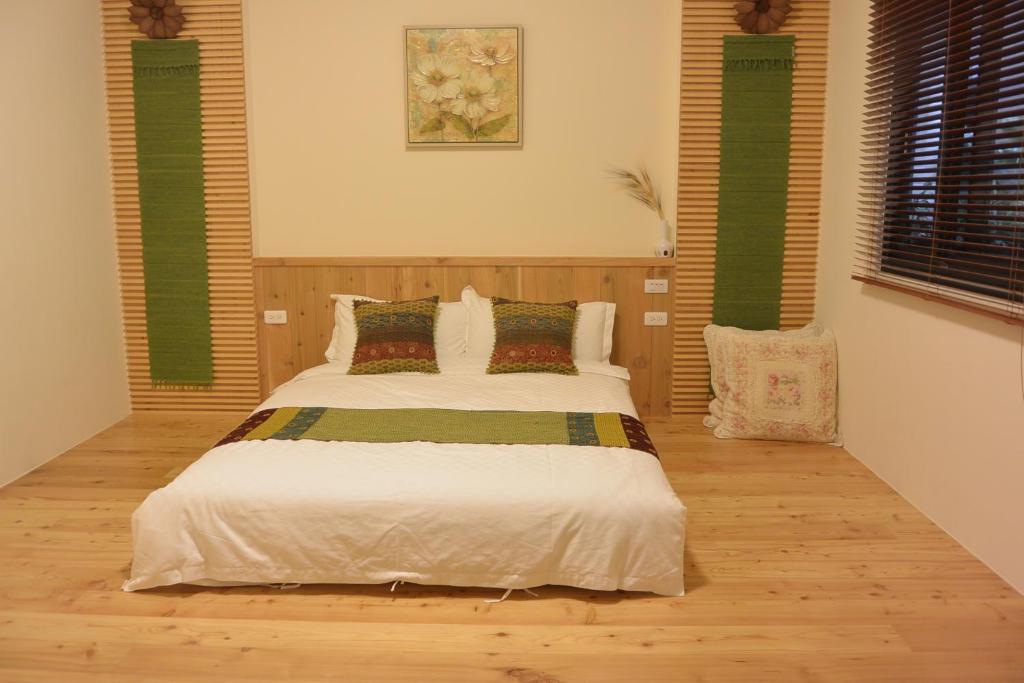 Postel nebo postele na pokoji v ubytování Jiaoxi Song Tian B&B