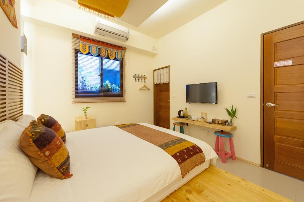 Postel nebo postele na pokoji v ubytování Jiaoxi Song Tian B&B