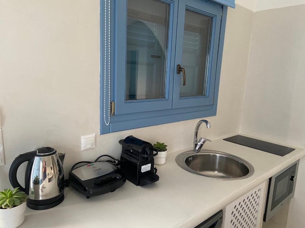Kuchyňa alebo kuchynka v ubytovaní ENA suites Santorini