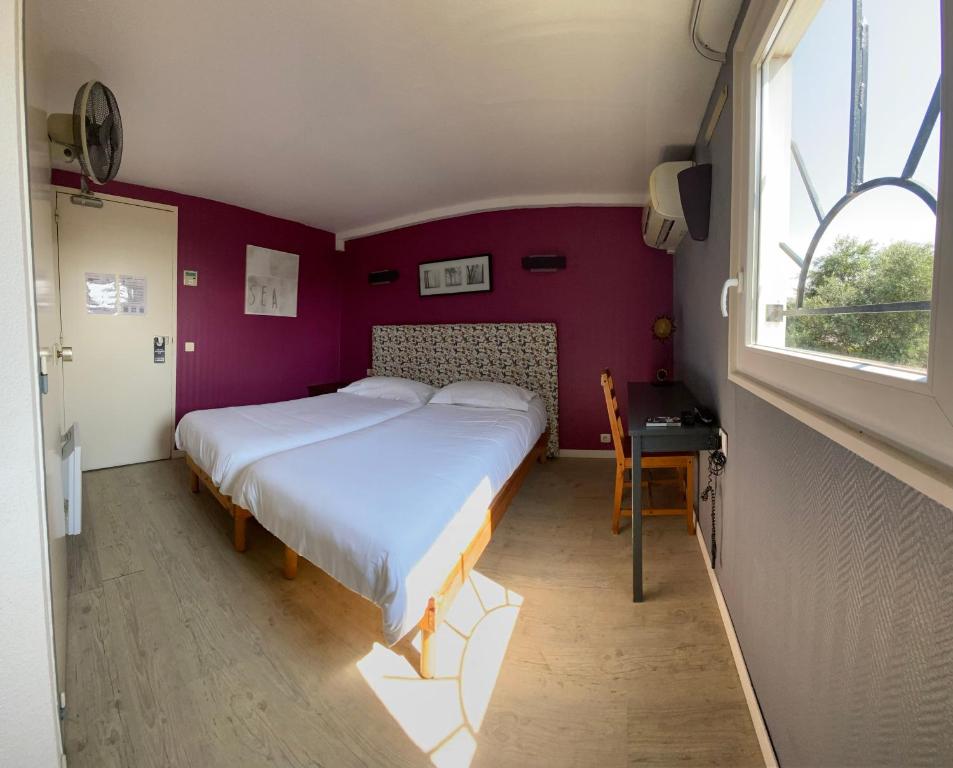 Postel nebo postele na pokoji v ubytování Contact Hotel LE SUD Montpellier Aéroport Parc Expo Arena