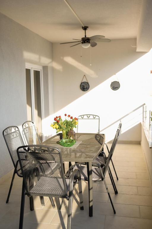 Fotografie z fotogalerie ubytování Outstanding large apartment for 6+2 v destinaci Makarska