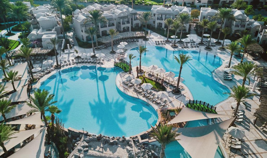 uma vista superior de uma piscina num resort em Iberotel Makadi Beach em Hurghada