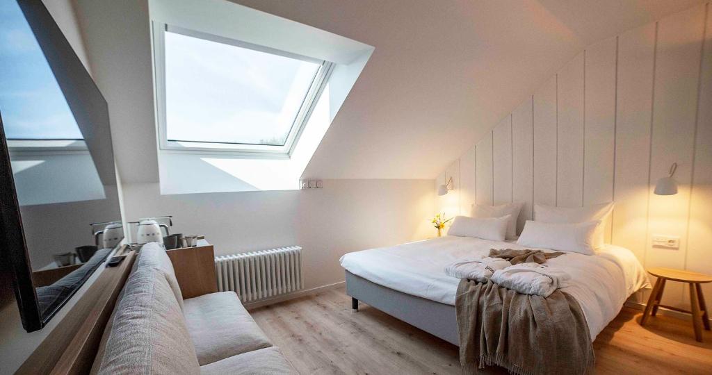 um quarto com uma cama grande e uma janela em LaSpa Beach House em Laulasmaa