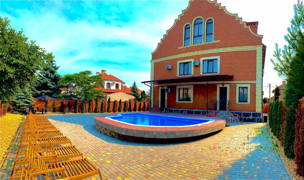 une maison avec une piscine en face d'une maison dans l'établissement Villa Alfredo, à Odessa