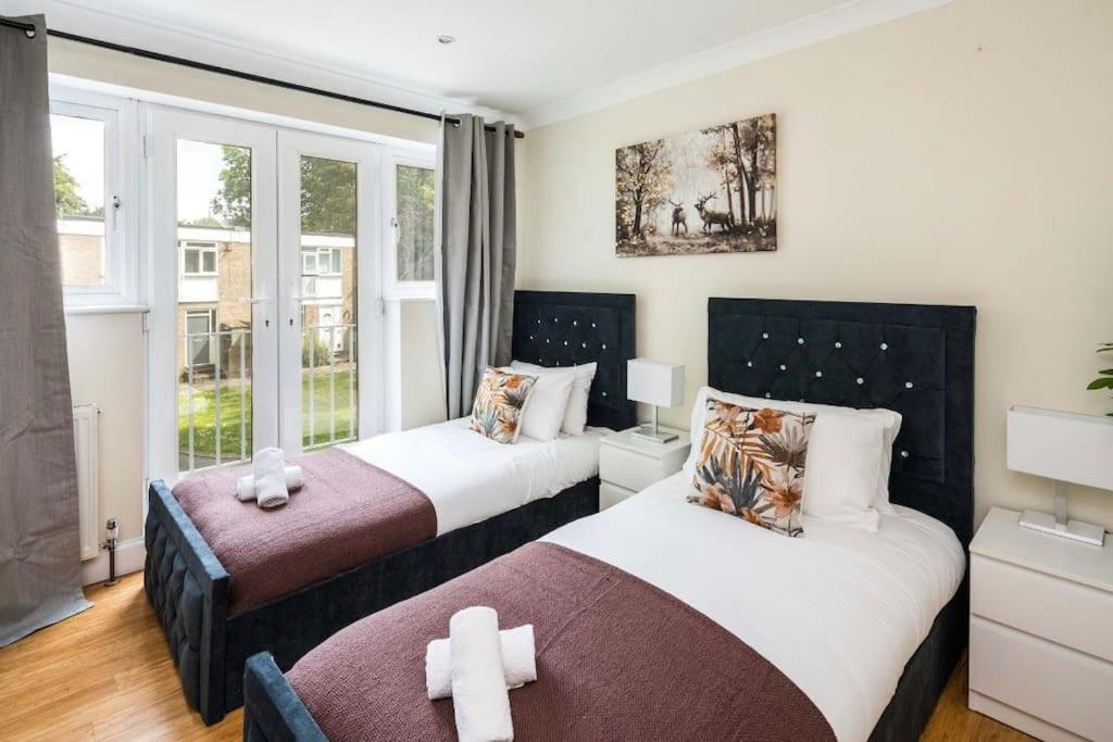 1 dormitorio con 2 camas y ventana en Where Style & Convenience Combine- Photo ID & Deposit Required en Londres