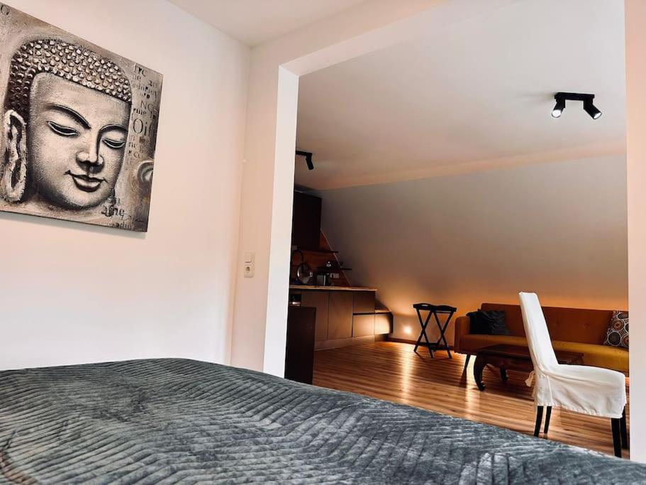 Schlafzimmer mit einem Bett mit Wandgemälde in der Unterkunft Moderne Ferienwohnung Zweifall in Stolberg