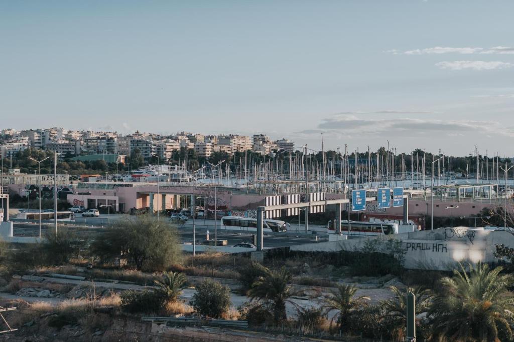 una ciudad con un puerto con edificios y palmeras en Earth Boutique Apartments en Athens