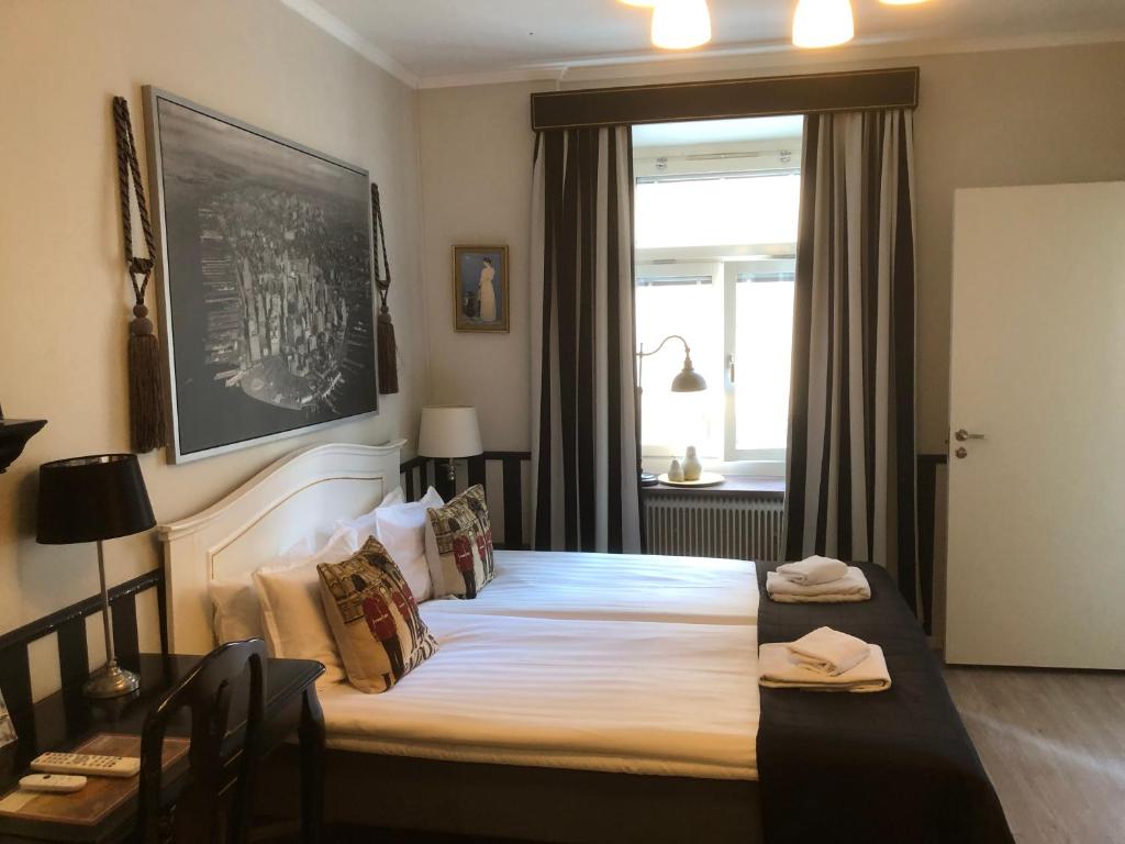 Postel nebo postele na pokoji v ubytování Strand Hotel