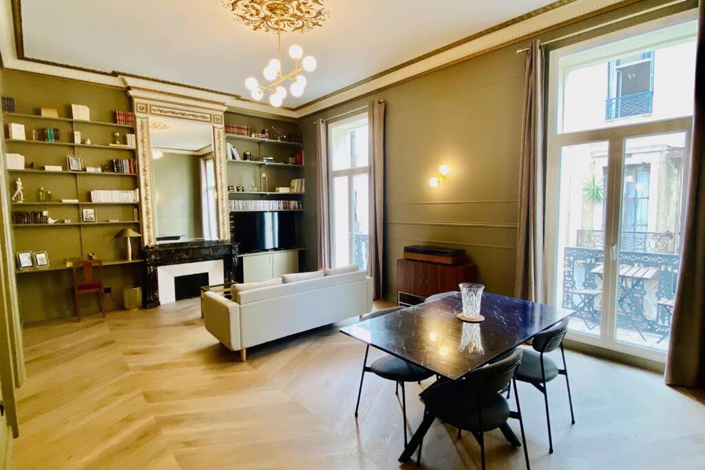 un salon avec une table et un canapé dans l'établissement ''Le Général'' Superbe appartement Haussmanien climatisé en coeur de ville, à Sète