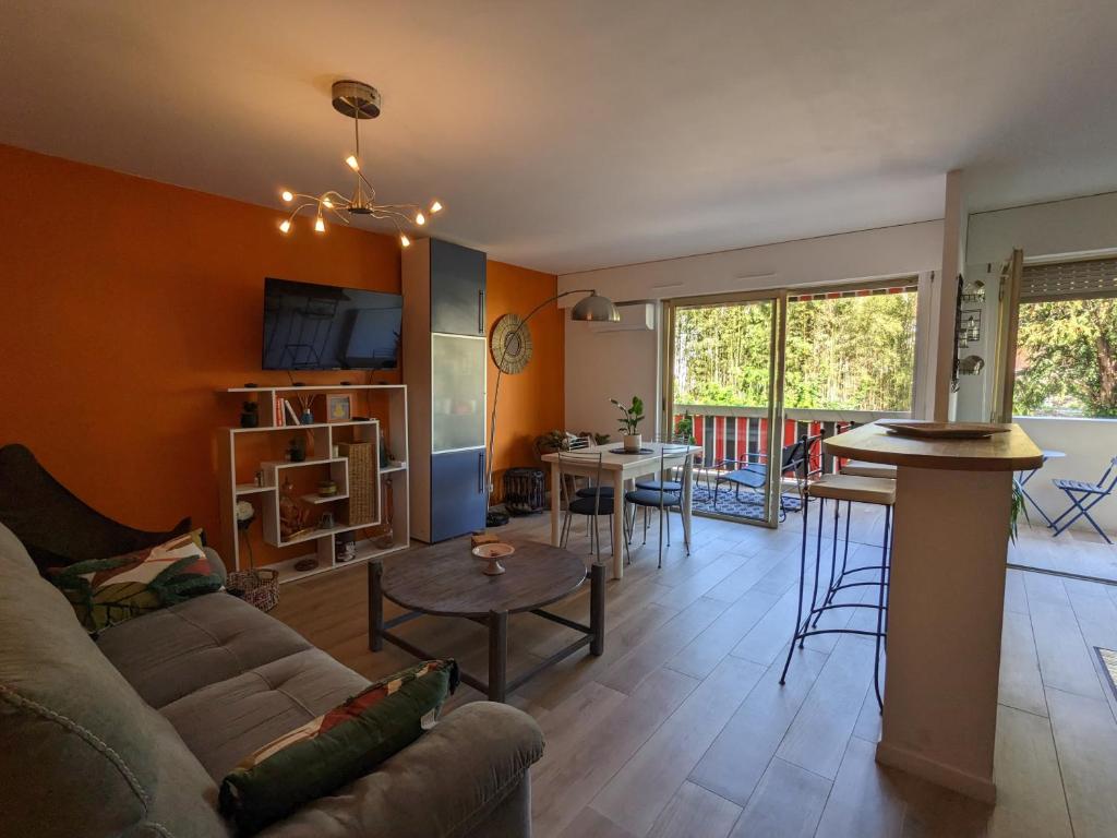 a living room with a couch and a table at EDEN GOLFE Plages à pieds Parking Privé in Vallauris