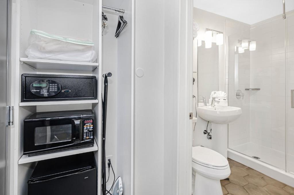 een kleine badkamer met een toilet en een wastafel bij Ohio House Motel in Chicago