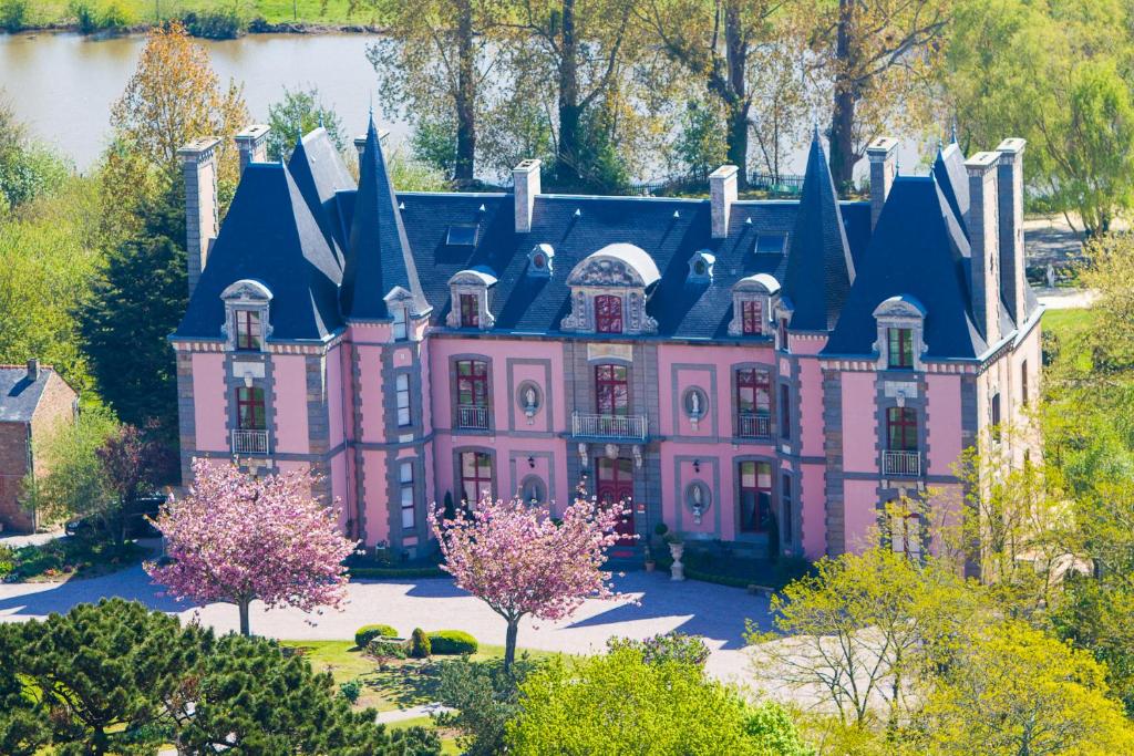 an old pink house with a black roof at Château Hôtel Du Colombier in Saint Malo