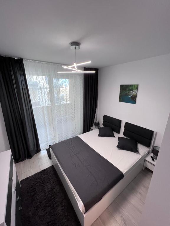 - une chambre avec un grand lit et une fenêtre dans l'établissement Buenos Dias, à Mamaia Nord – Năvodari