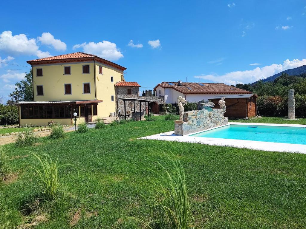 una casa con piscina frente a un patio en VILLA GIOVANNA, en Capannori