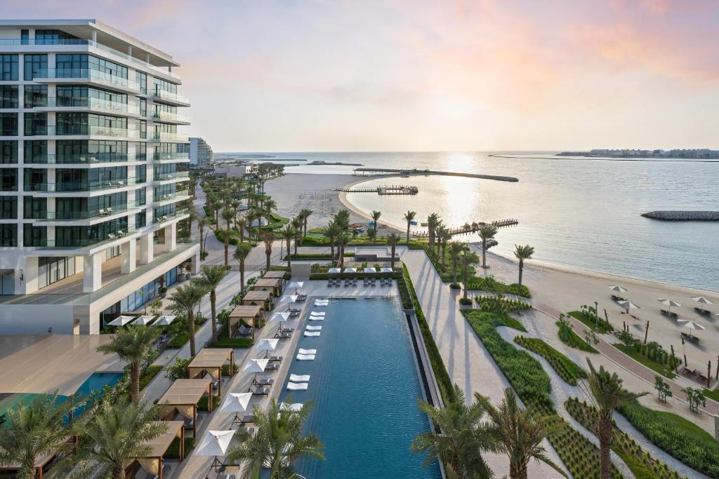 una vista aerea di un resort con piscina e spiaggia di Address Beach Resort Bahrain a Manama