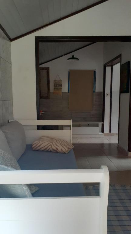 a room with a bed and a mirror at Canto Alto, Encanto in Petrópolis