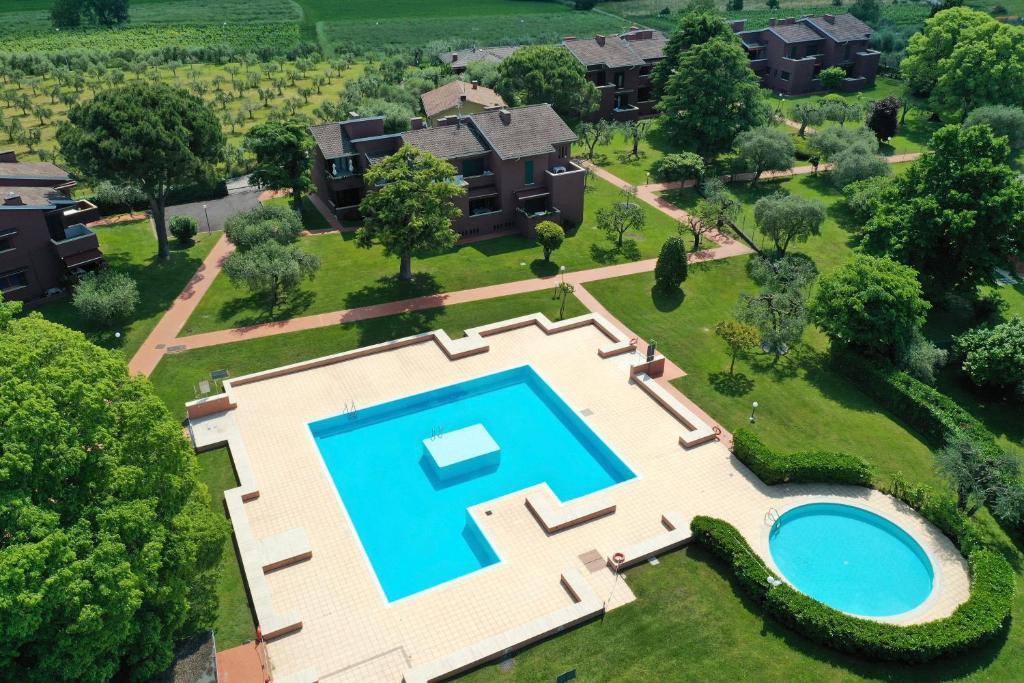vista aerea su un palazzo con piscina di Appartamento Noal a Bardolino