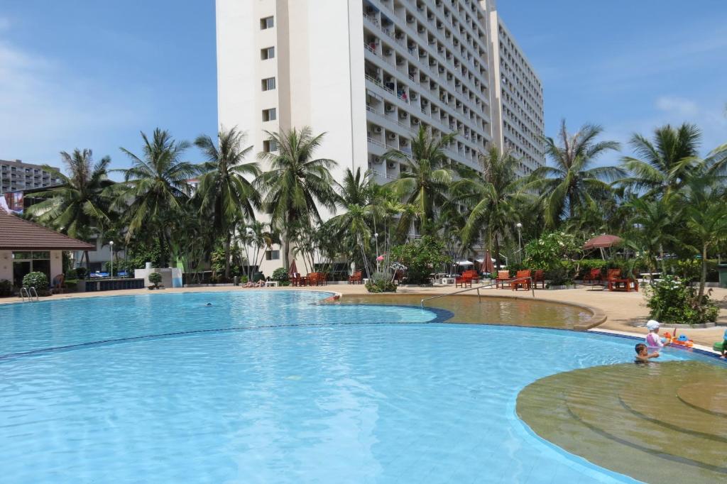 a large swimming pool in front of a tall building at View Talay 1B Studio in Pattaya South