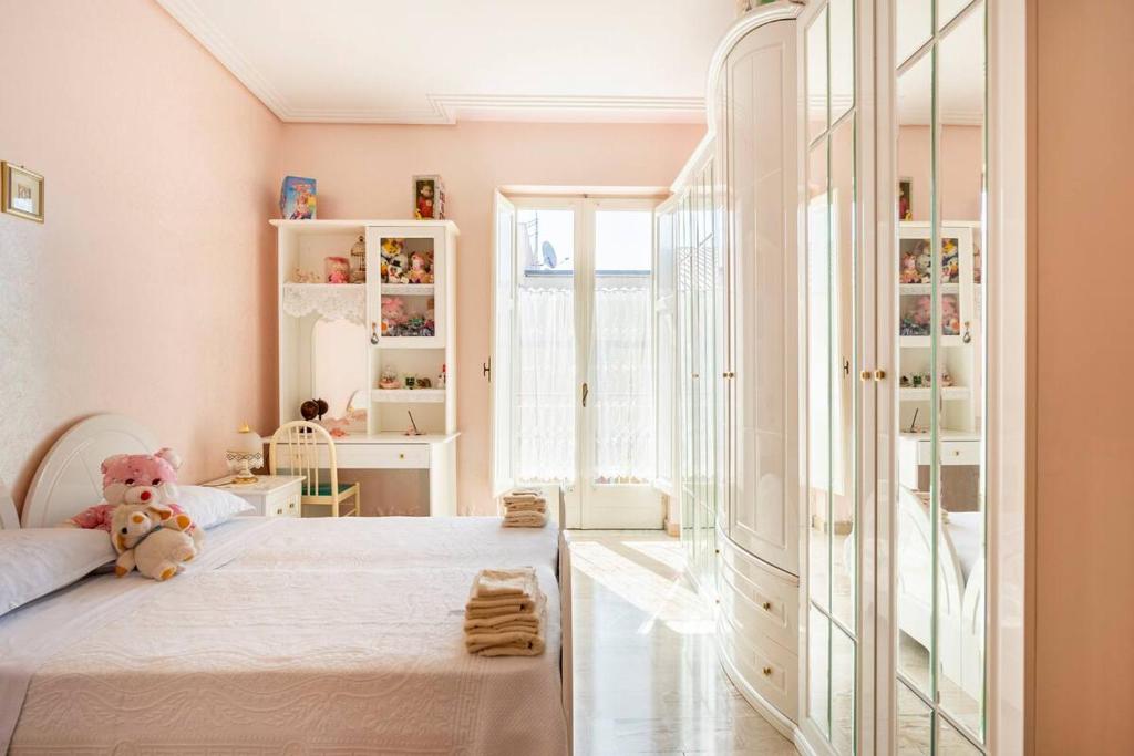 a bedroom with a bed with a teddy bear sitting on it at Alloggio incantevole: Licata in Licata